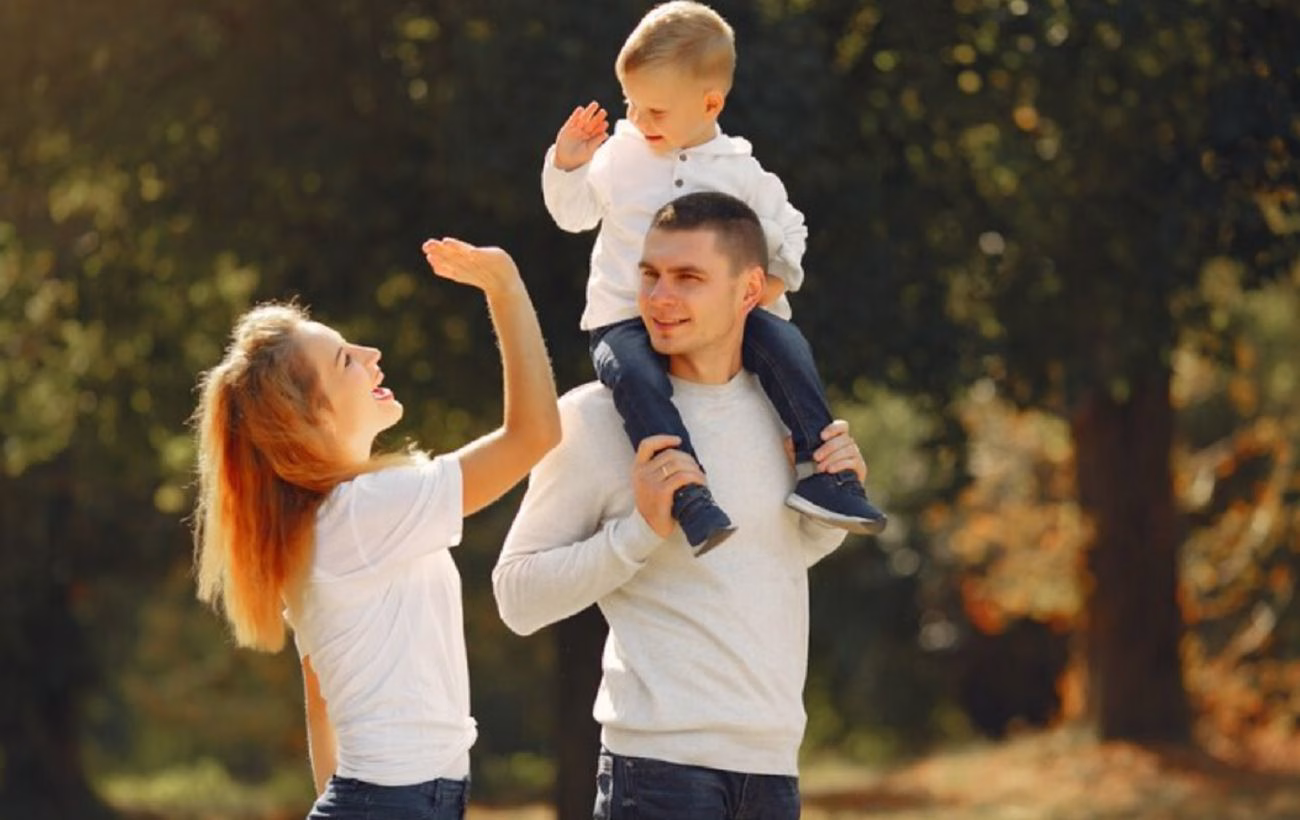 День батьків 2025: зворушливі вітання у відкритках, віршах і прозі