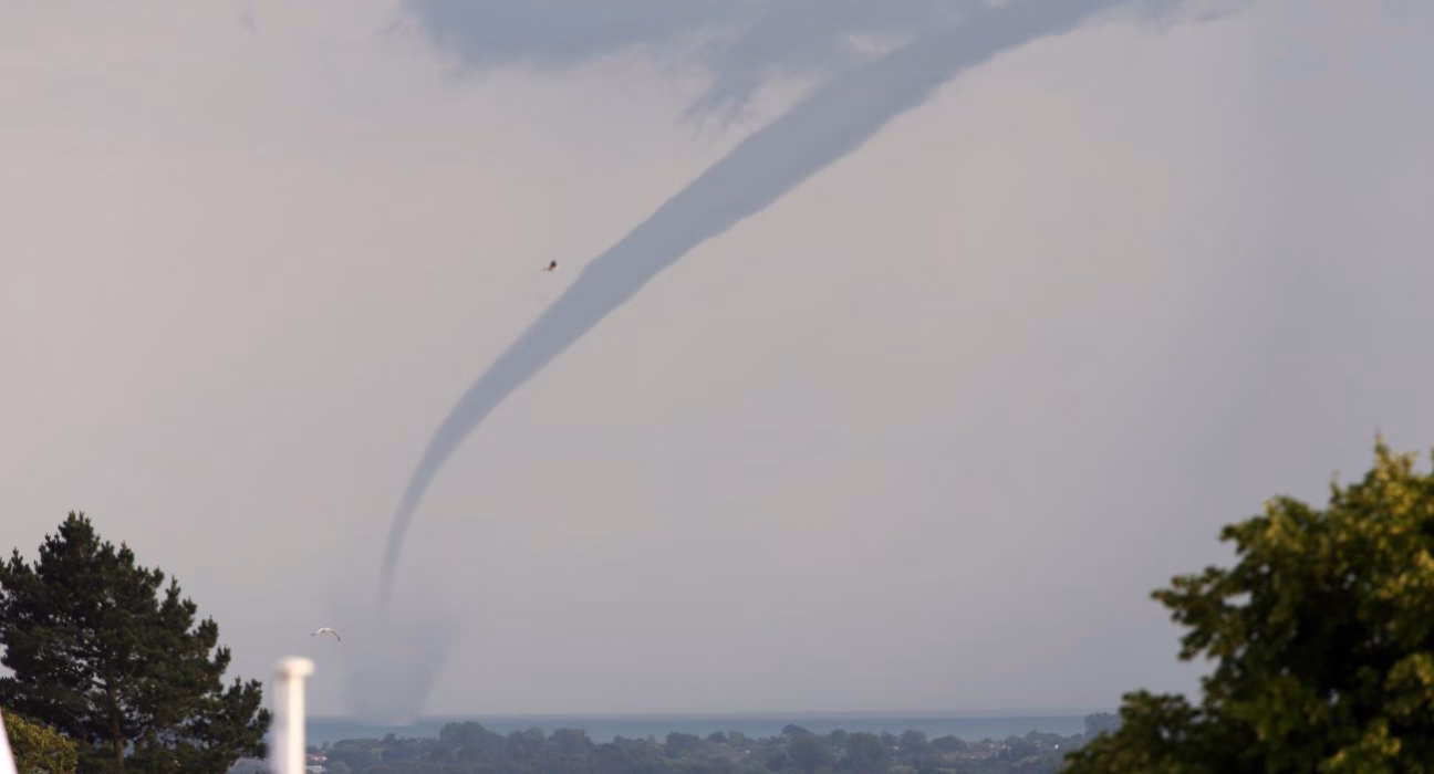 Смерч над Черніговом: унікальні кадри рідкісного природного явища