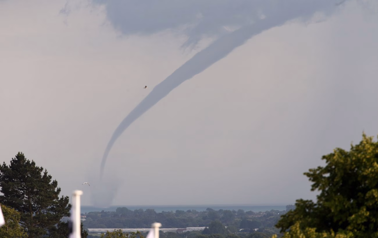 Смерч над Черніговом: унікальні кадри рідкісного природного явища