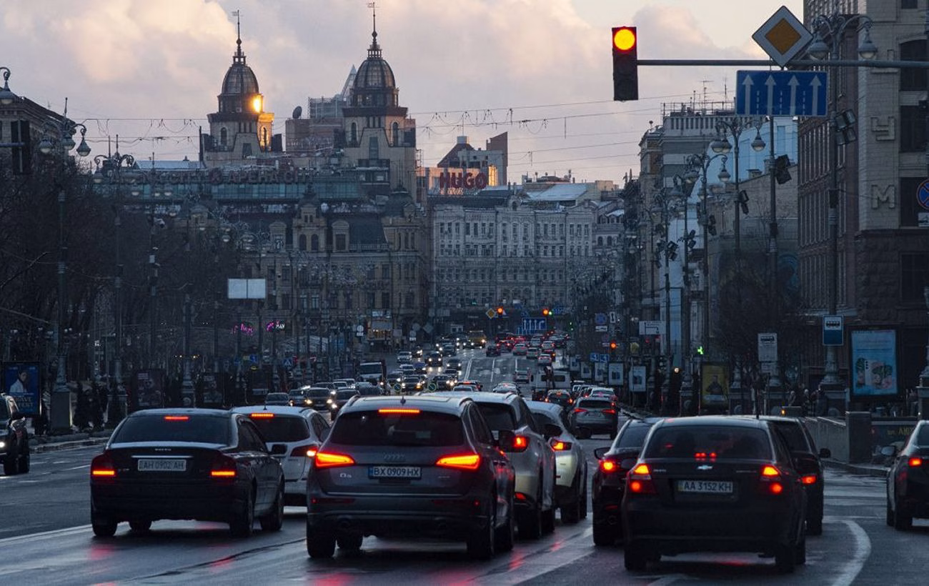 Труба прорвала біля Палацу "Україна" в Києві: ускладнення на дорогах міста