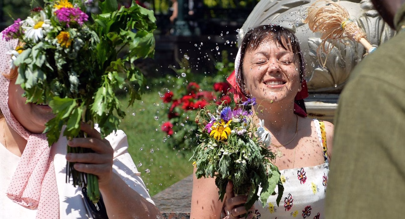 Трійця 2025: Щирі привітання та креативні листівки на світле свято