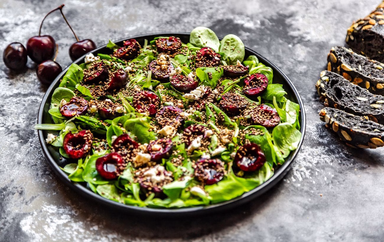 Літній тренд: салат з черешнею, який підкорить вас з першої ложки - рецепт всередині.