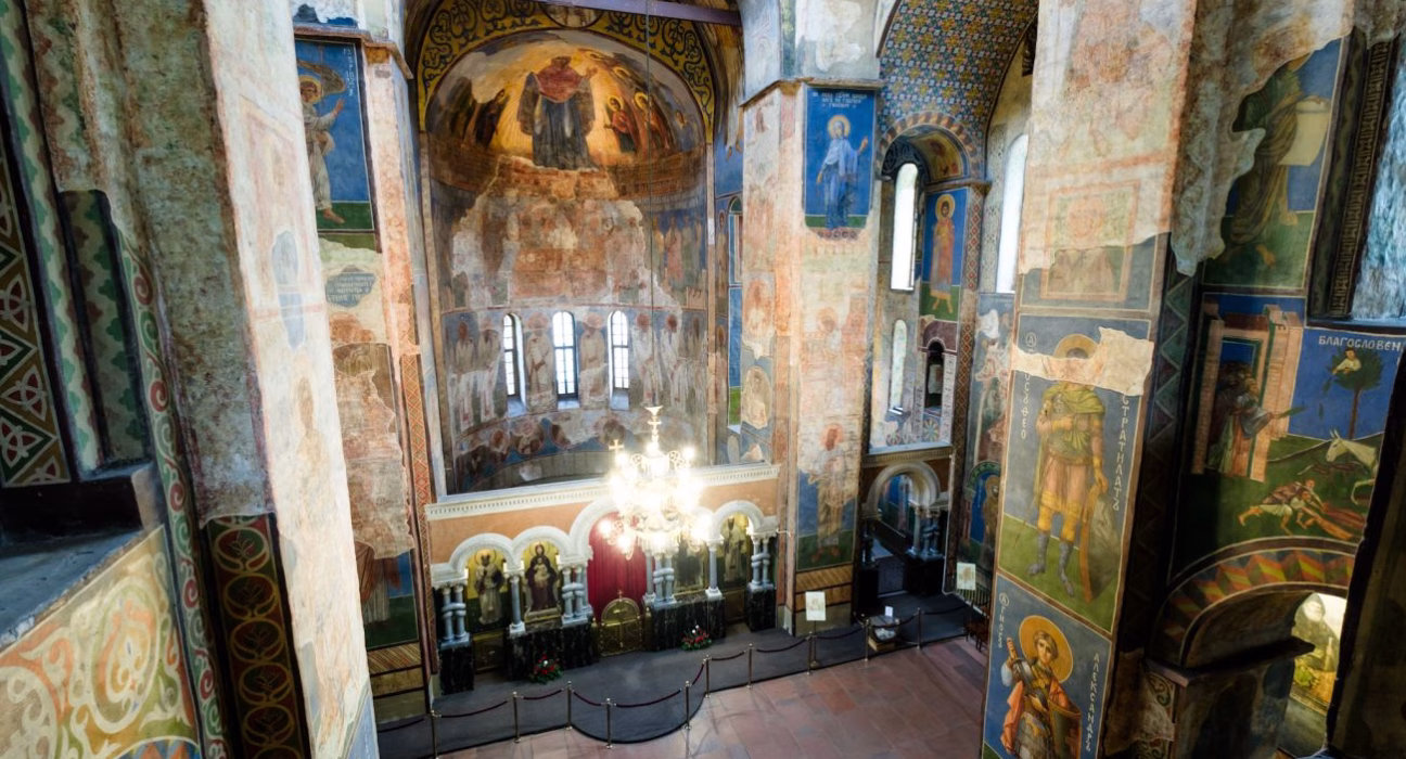 Кирилівська церква у Києві: Таємничий світ, що змінює уявлення про рай та пекло для чоловіків і жінок.