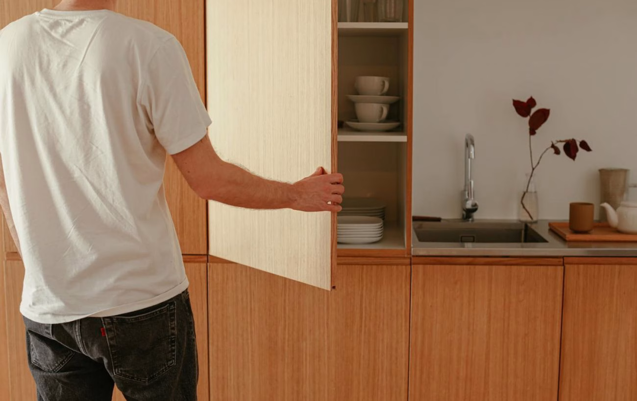 Від незручностей до шкоди: 6 предметів, яким не місце в кухонних шафах