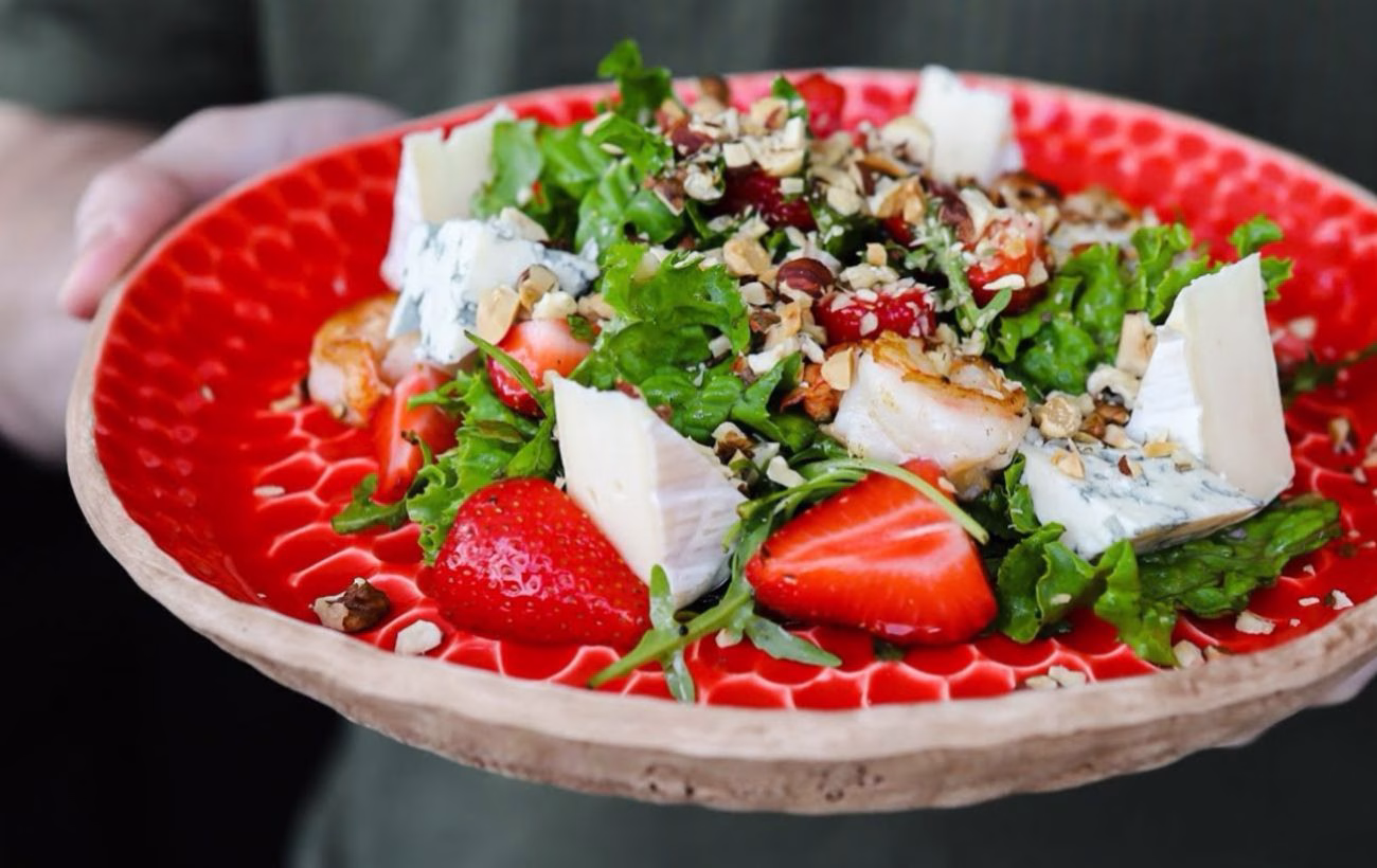 Незвичайний салат з полуницею: рецепт, який варто спробувати кожному.