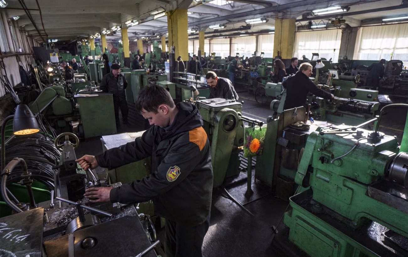 На оборонних підприємствах почнуть бронювати співробітників незалежно від наявності військового квитка, - проєкт у Раді