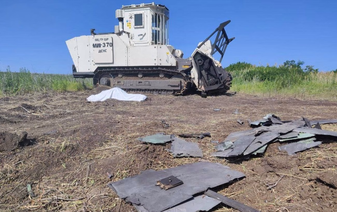 Трагічний інцидент на Харківщині: росіяни обстріляли саперів під час розмінування, один загиблий.