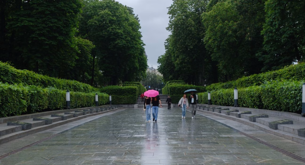 Очікуються опади і місцями потепління до +26: прогноз погоди на сьогоднішній день