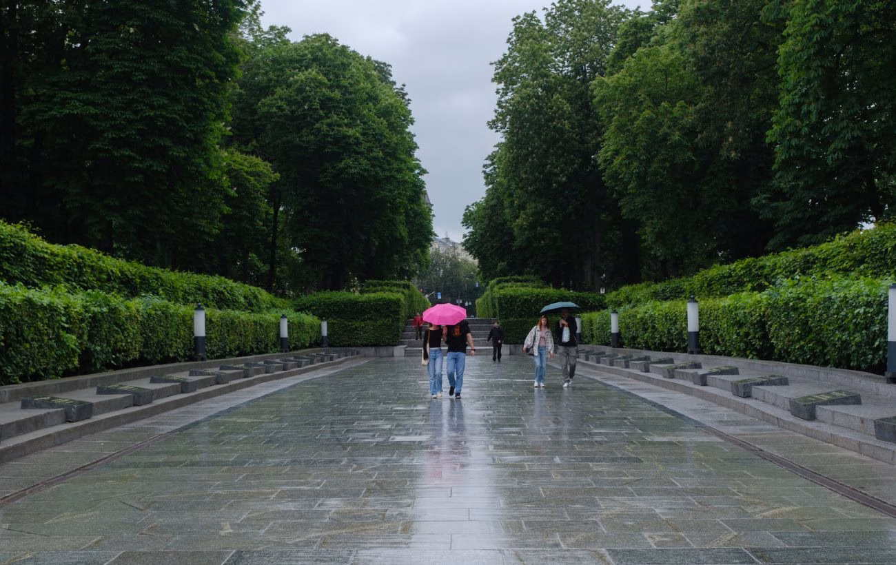 Очікуються опади і місцями потепління до +26: прогноз погоди на сьогоднішній день