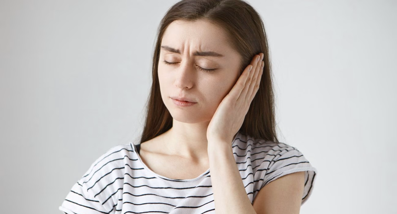 Незвичайний симптом у вухах: як він може сигналізувати про серйозну хворобу? Перевірте себе