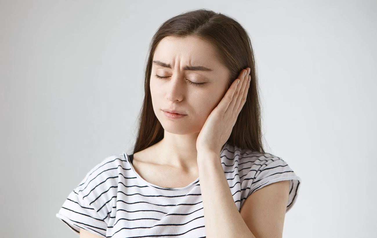 Незвичайний симптом у вухах: як він може сигналізувати про серйозну хворобу? Перевірте себе