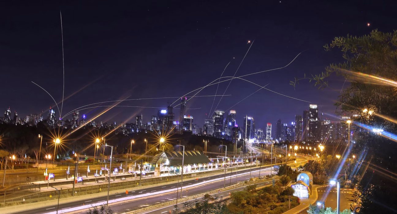 Іранські ракети завдали нищівного удару по Тель-Авіву: житлові райони під загрозою, є жертви та поранені.