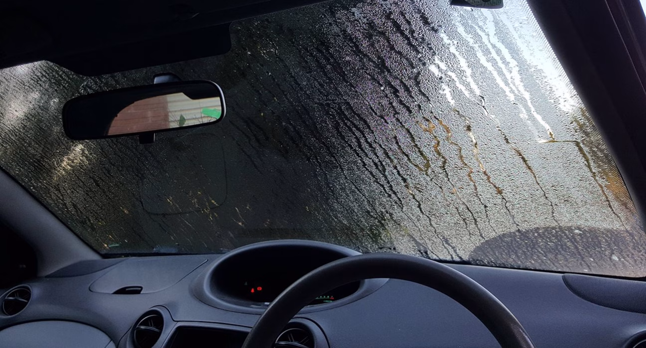 Чому з'являється вода в салоні автомобіля і які проблеми це може викликати?
