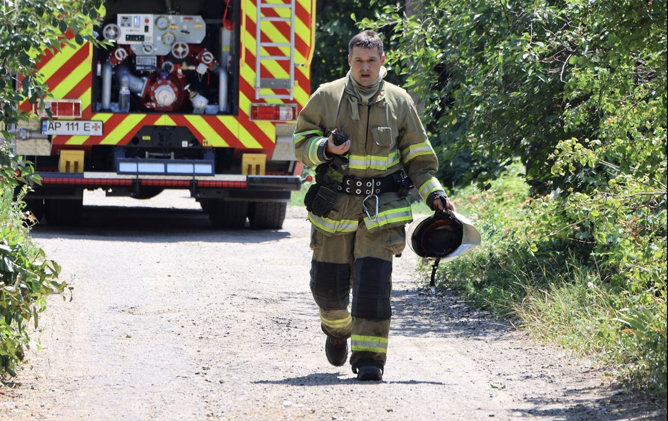 Запоріжжя у руїнах після атаки: Росія завдала удару по гуртожитку та багатоповерхівці – фоторепортаж з місця подій