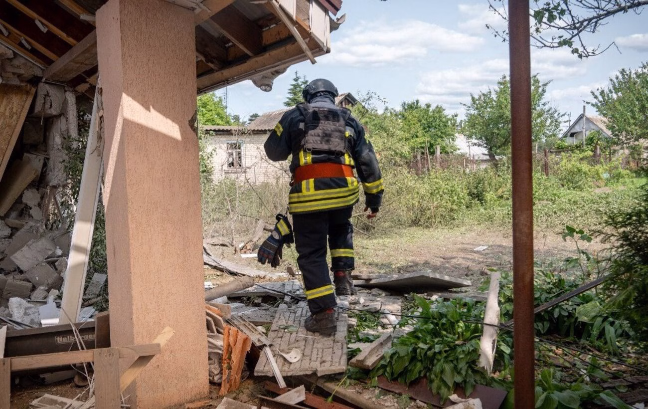 Відео демонструє руйнування після російської атаки на житловий комплекс у Сумах.