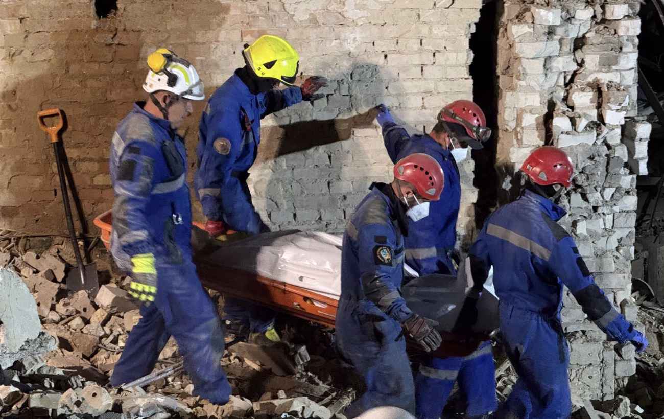 Нічна агресія над Києвом: під завалами виявлено тіла трьох нових жертв.