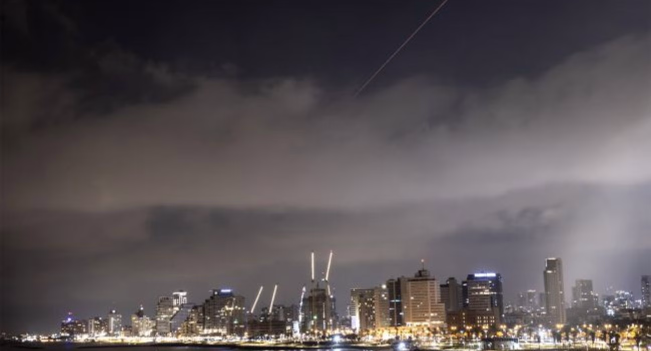 Іран завдав низку ракетних ударів по Ізраїлю: останні подробиці та наслідки