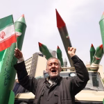 Іран завдав низку ракетних ударів по Ізраїлю: останні подробиці та наслідки