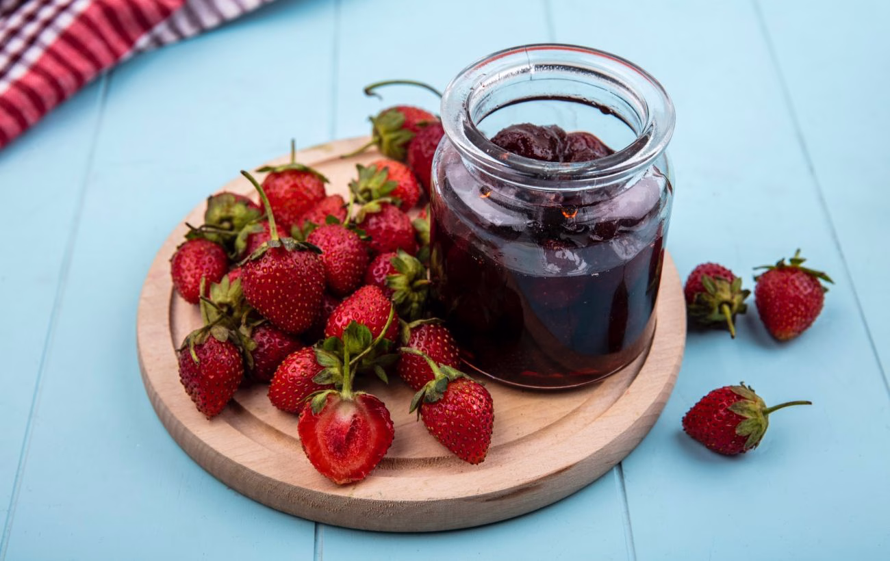 Дивовижний смаколик: секрет приготування найніжнішого варення з цілої полуниці