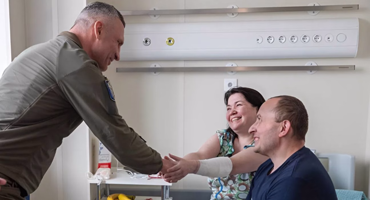 Кличко відвідав у лікарні киян, які постраждали від російських атак, щоб їх підтримати.