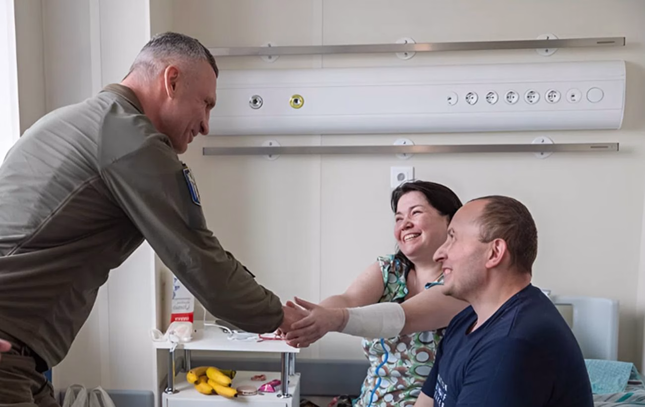 Кличко відвідав у лікарні киян, які постраждали від російських атак, щоб їх підтримати.