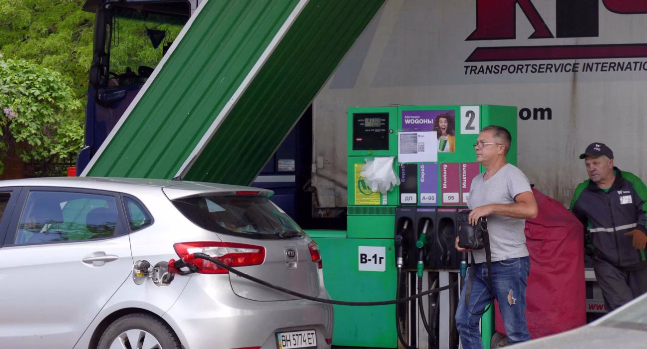 Експерт: Чому в Україні очікується різкий стрибок цін на бензин?