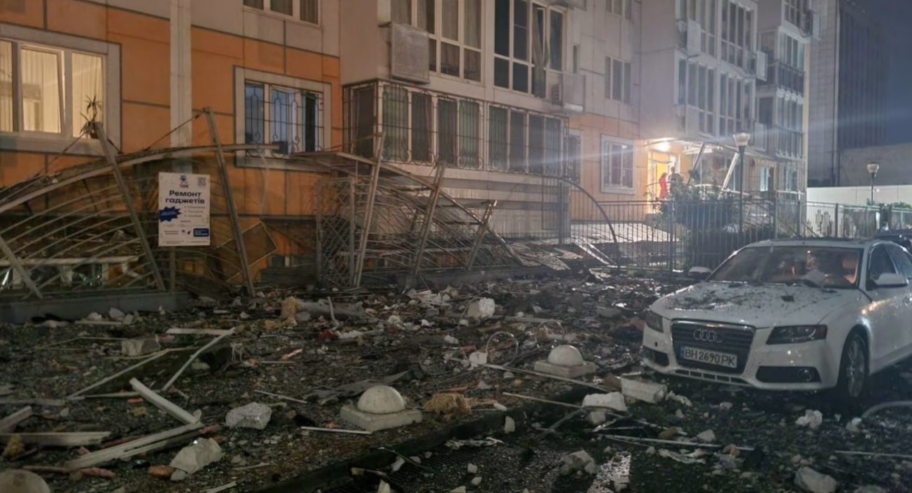 Багатоповерхівка у вогні: наслідки удару РФ по висотці в Одесі (фото)