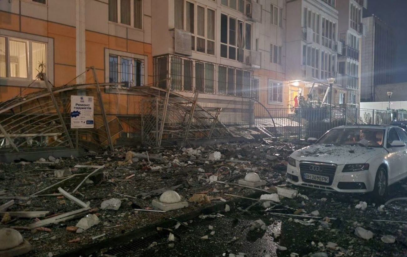 Багатоповерхівка у вогні: наслідки удару РФ по висотці в Одесі (фото)