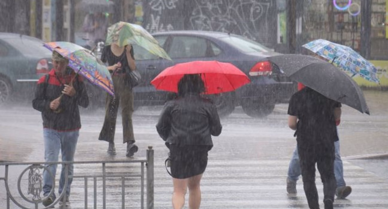 Усюдисущі дощі та до +8 градусів: чого очікувати від завтрашньої погоди?