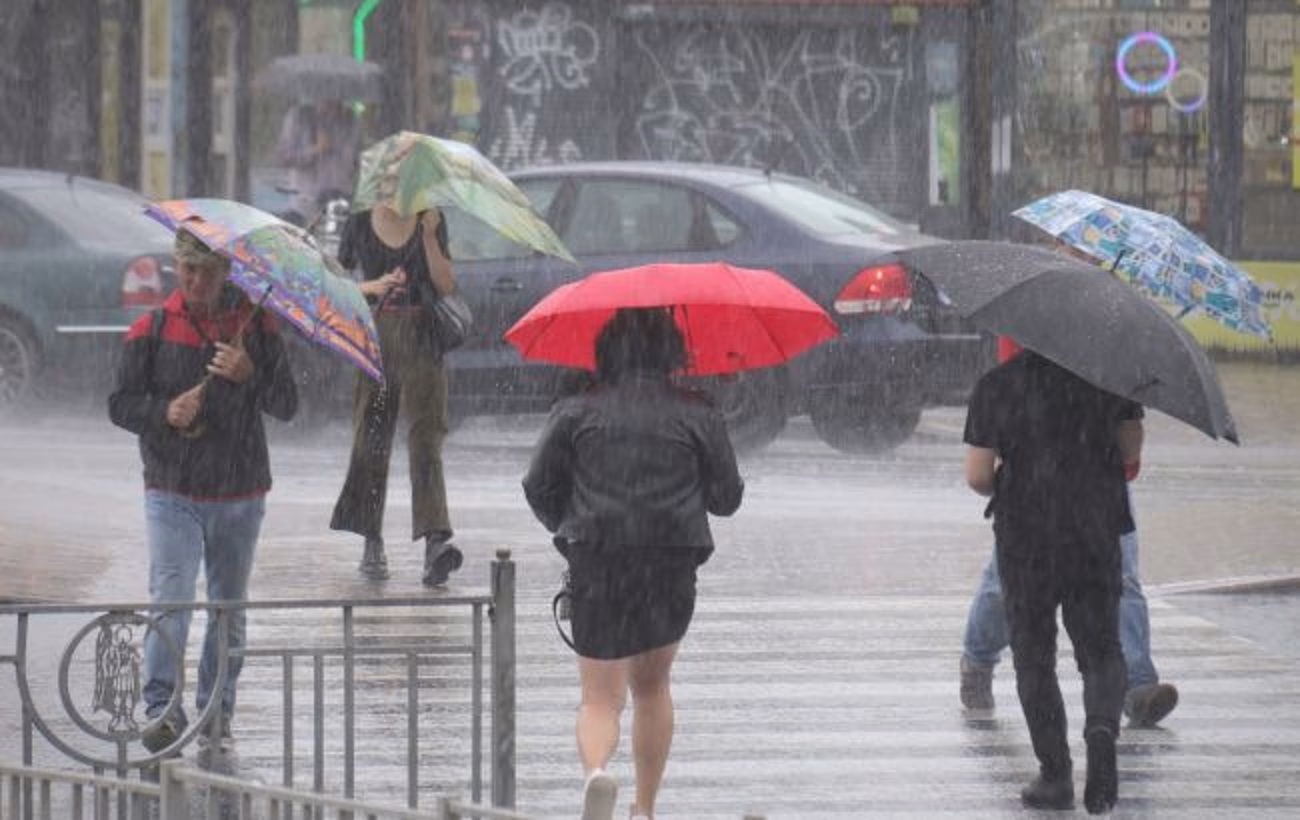 Усюдисущі дощі та до +8 градусів: чого очікувати від завтрашньої погоди?
