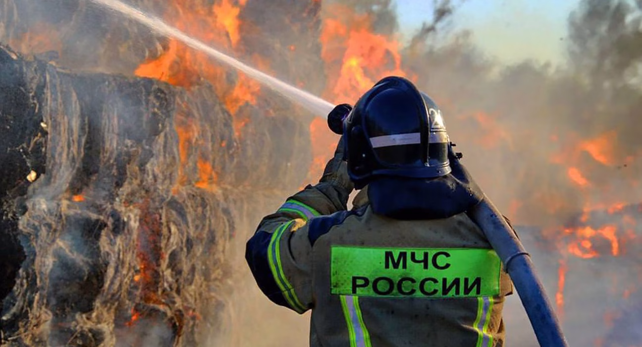 Вогняні горизонти: Під Токмаком горить російський ешелон з пальним, заволікаючи небо димом (фото)