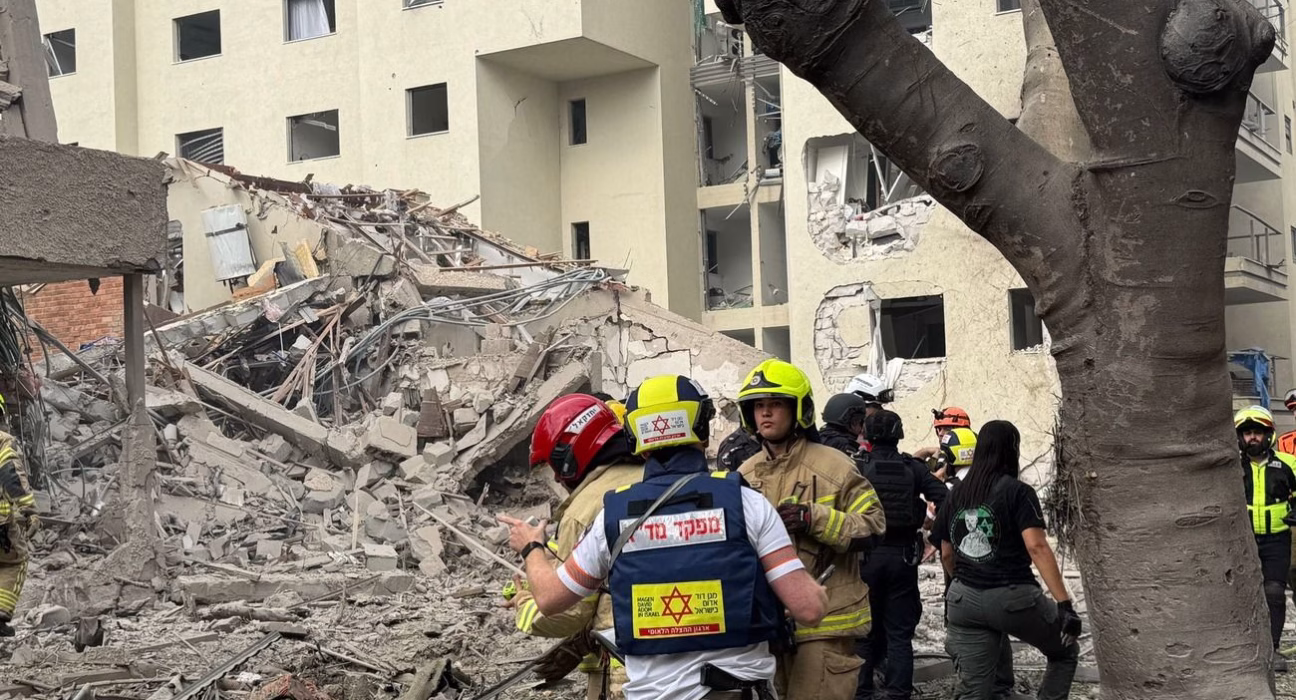 Іранські ракети обрушилися на Тель-Авів: майже 90 поранених, кадри хаосу та руйнувань