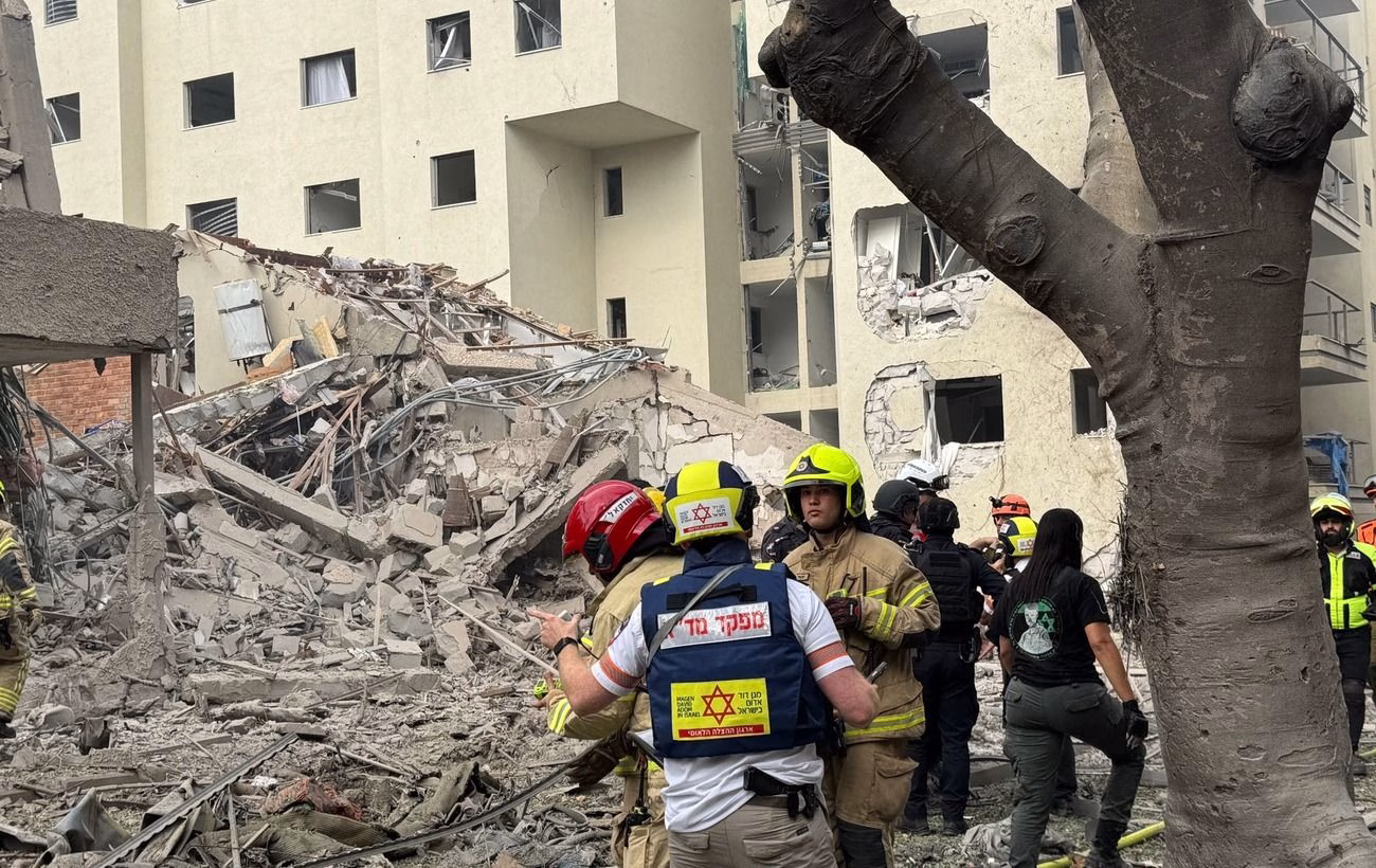 Іранські ракети обрушилися на Тель-Авів: майже 90 поранених, кадри хаосу та руйнувань