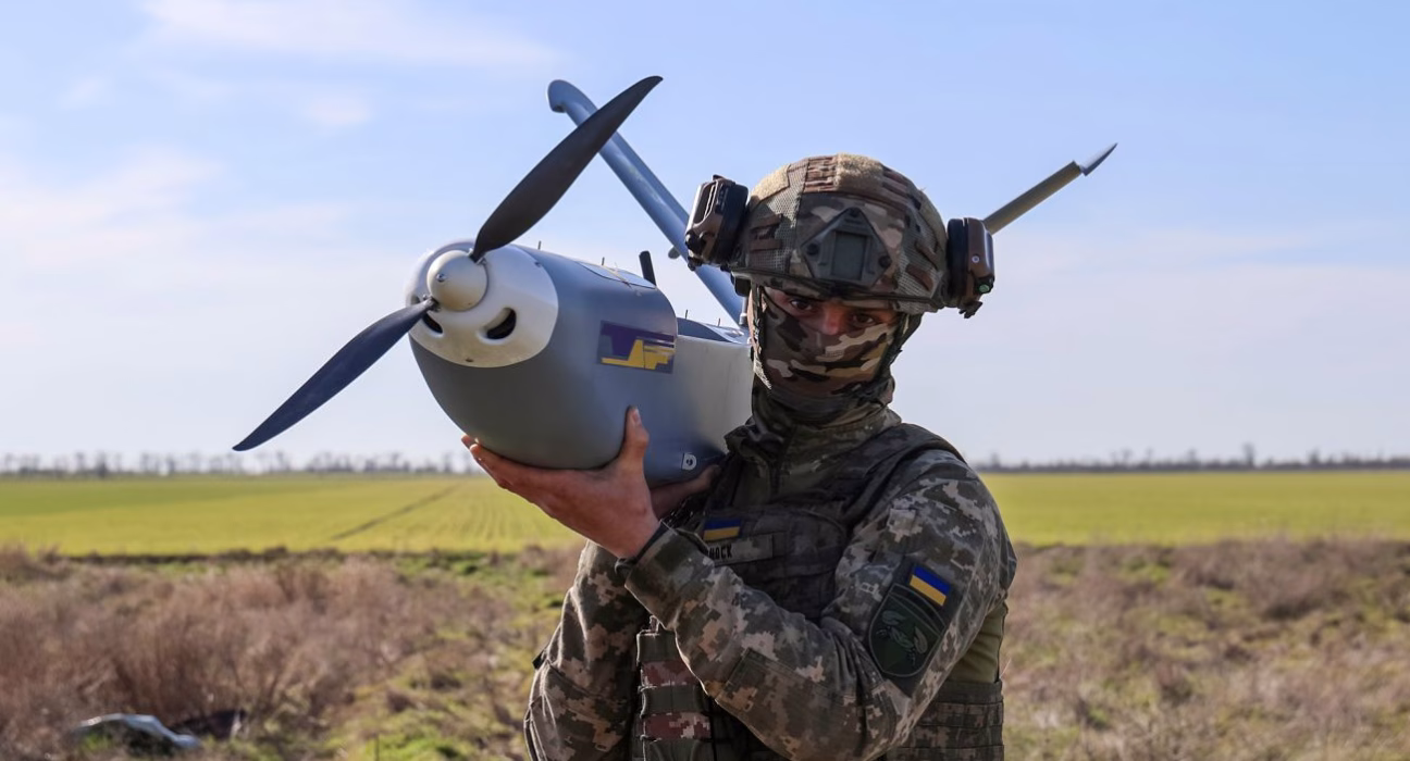 Російський паливний склад у вогні: Сили оборони зафіксували момент знищення (відео)