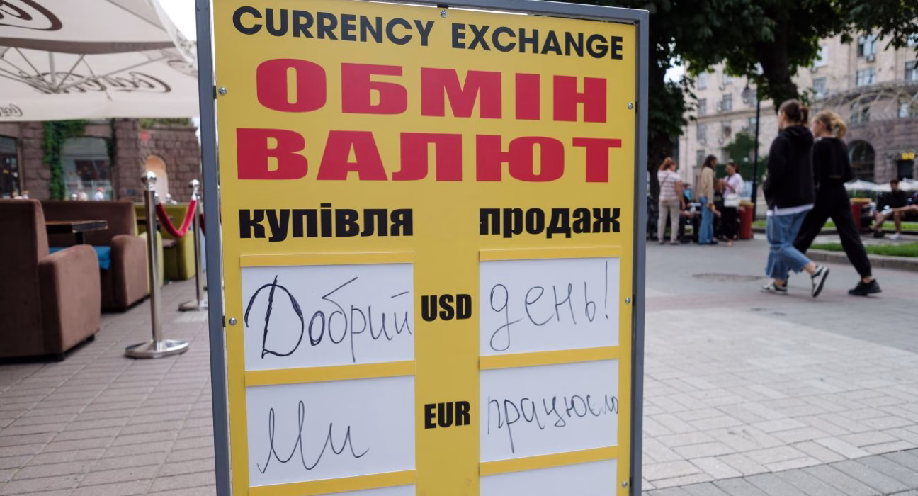 Долар в обмінниках перетнув рубіж у 42 гривні, євро прагне до 49