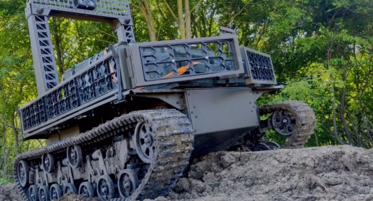 Українські війська укріплюють захист із новітнім анти-РЕБ дроном "Муравей" на гусеницях.