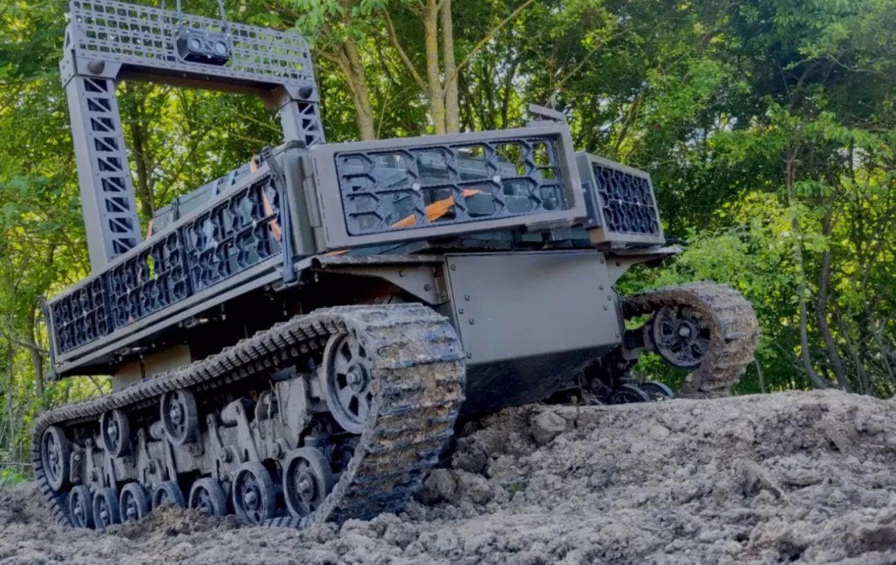 Українські війська укріплюють захист із новітнім анти-РЕБ дроном "Муравей" на гусеницях.