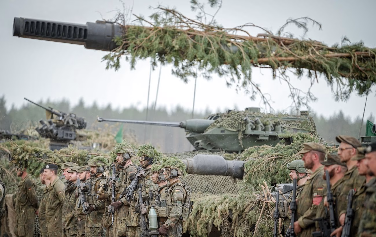 Німеччина та союзні війська провели грандіозні маневри на берегах Рейну.