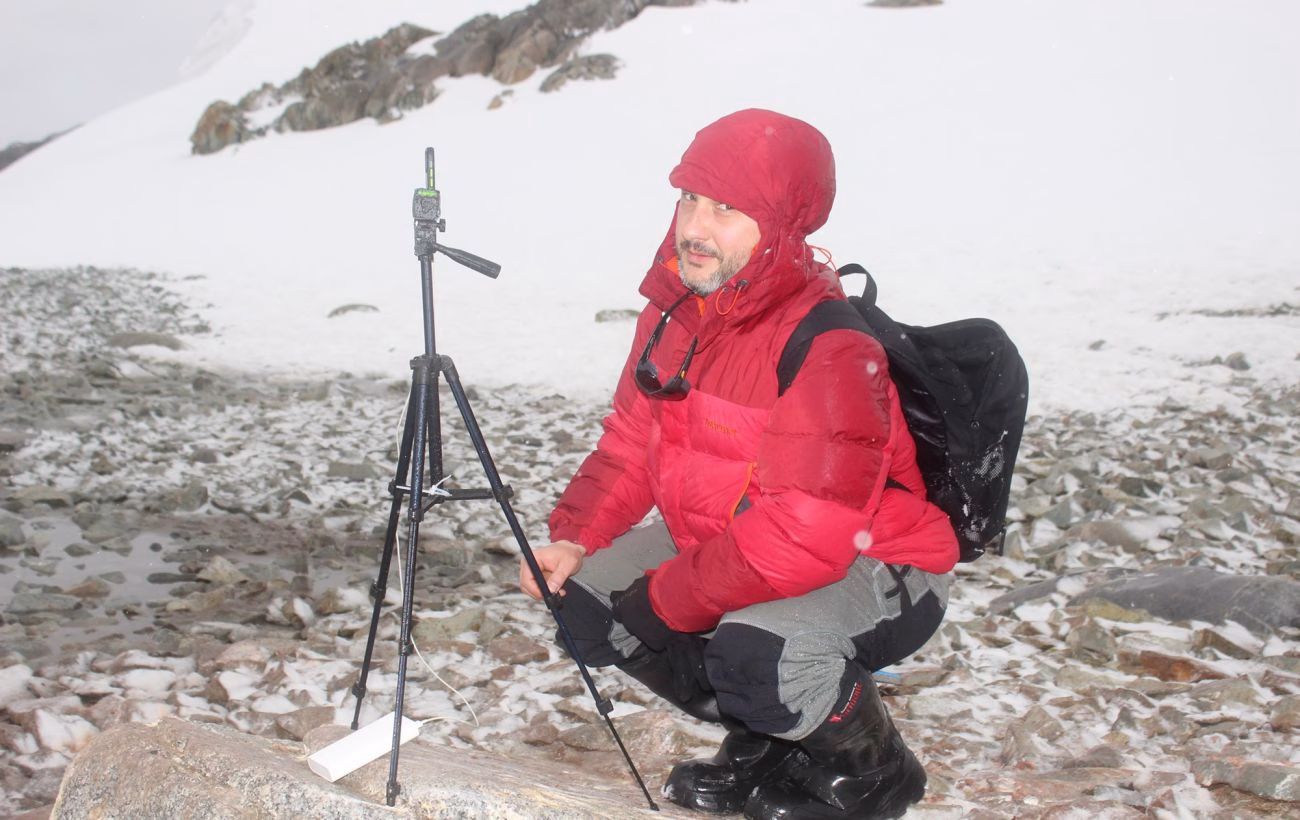 Хрещатик-Сюрреал: Українські полярники поділилися фото незвичного айсберга-стола