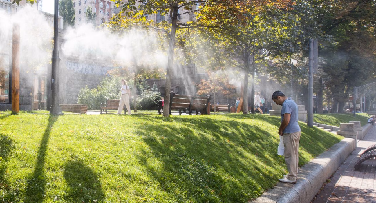 Спекотні дні з дощовими акцентами: прогноз погоди в Україні на сьогодні