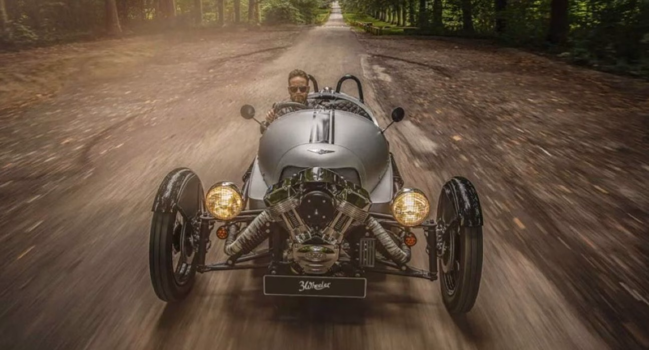 Розгадка загадки: навіщо автомобілям чотири колеса, але лише дві фари?