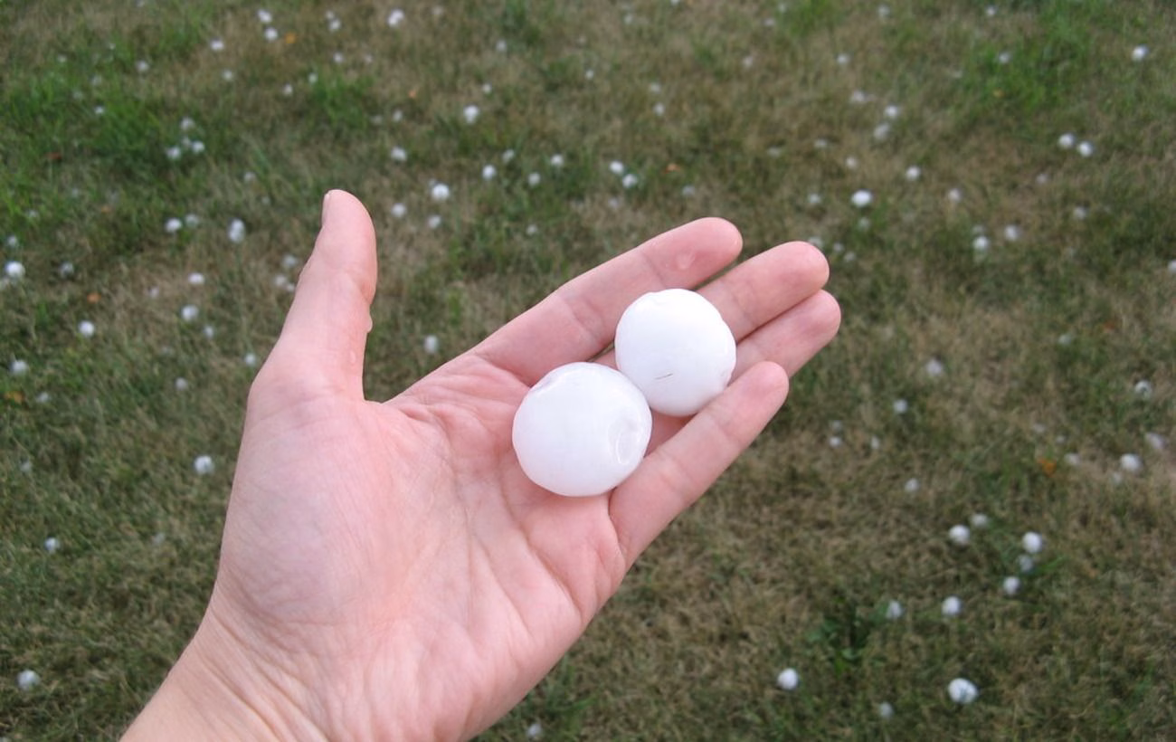 Грандіозний град: під Києвом випав крижаний шторм з градом розміром з куряче яйце (фото, відео)