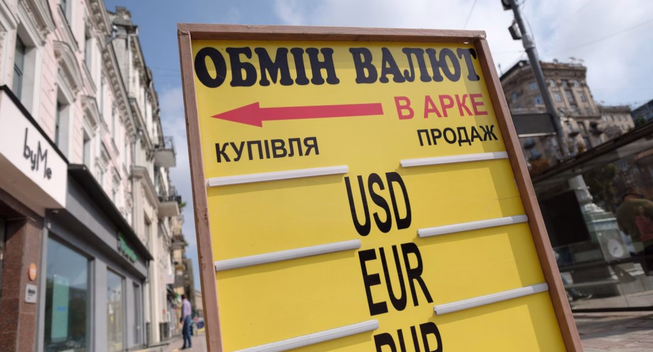 Долар злетів до 42 гривень в обмінниках, євро пішов на спад.