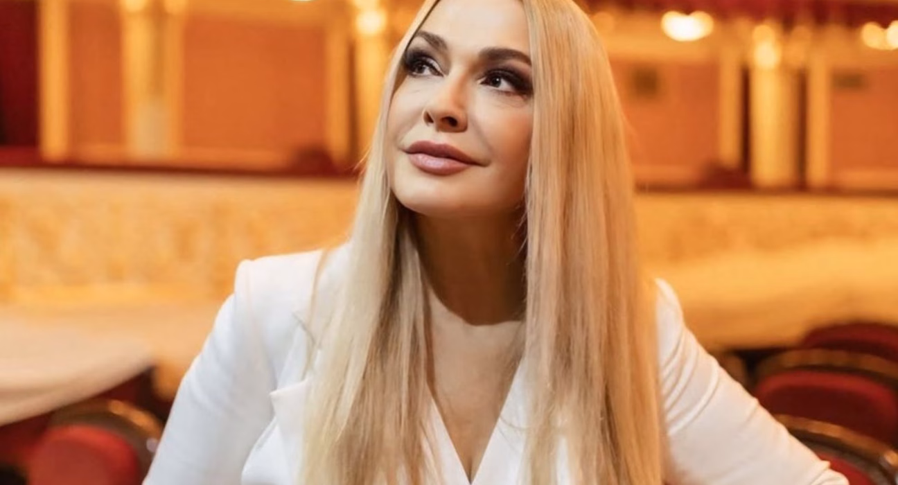 Архівний шик: Сумська захоплює в корсеті кольору золота на подіумі