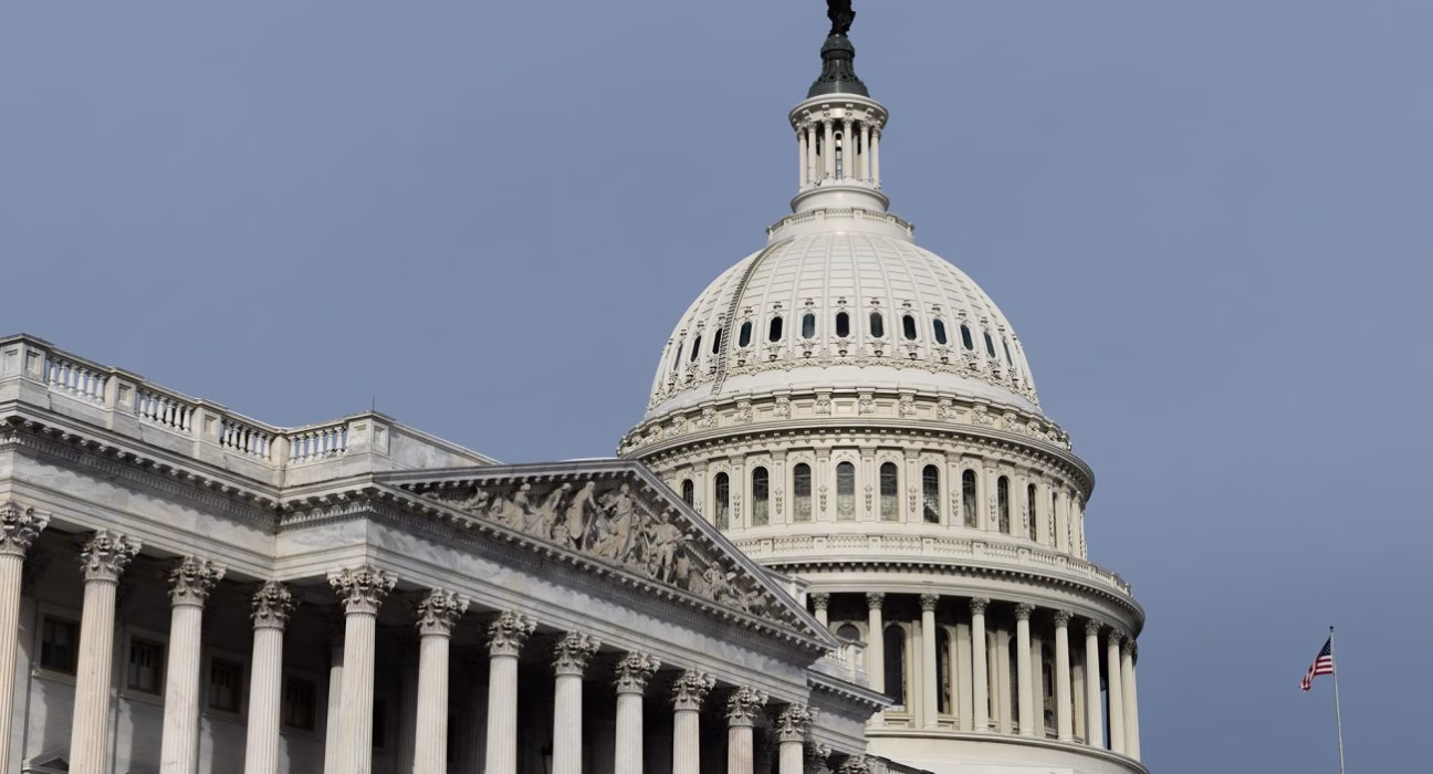 Чоловіка з луком, стрілами та зброєю затримано біля Капітолія в США.