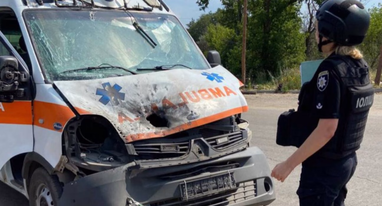 Напад на автомобіль швидкої допомоги в Куп'янську: медики постраждали від удару FPV-дрона Росії