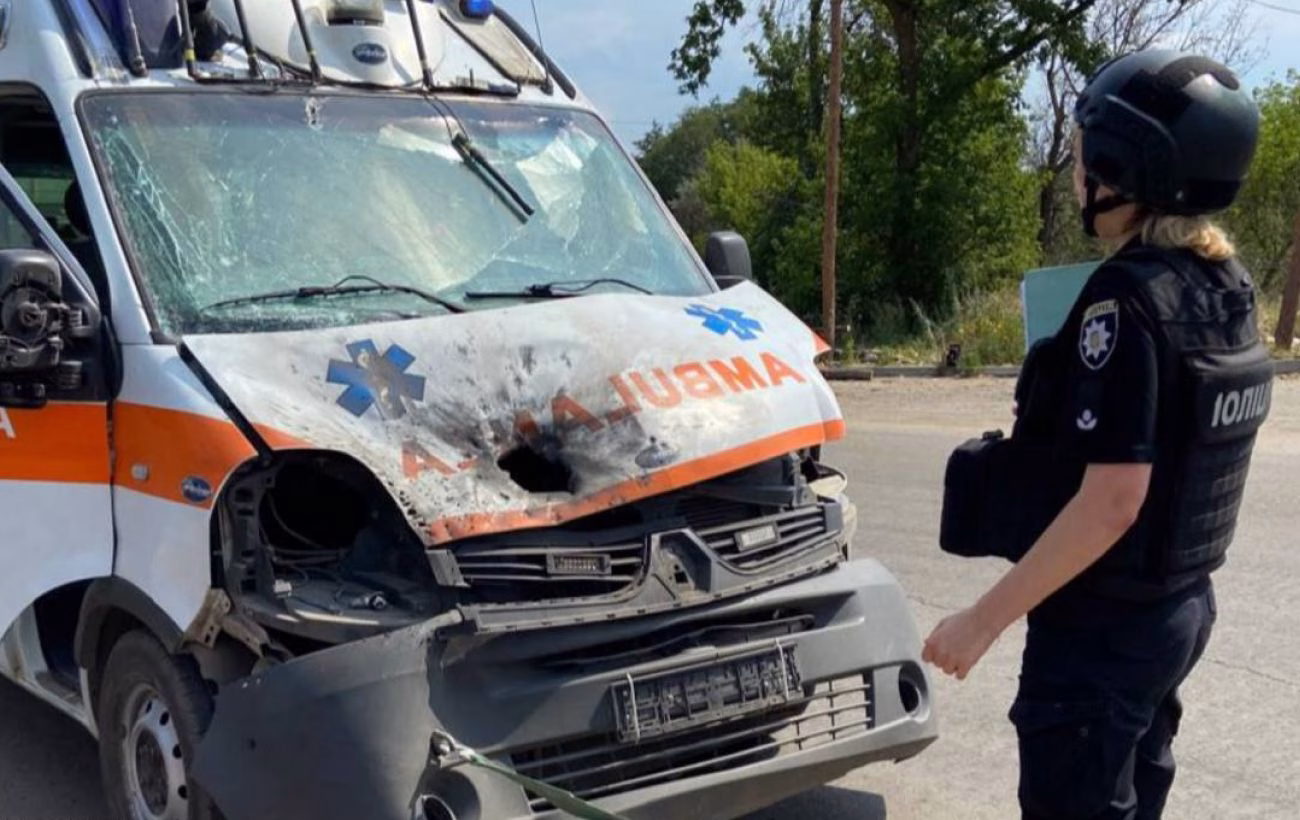 Напад на автомобіль швидкої допомоги в Куп'янську: медики постраждали від удару FPV-дрона Росії