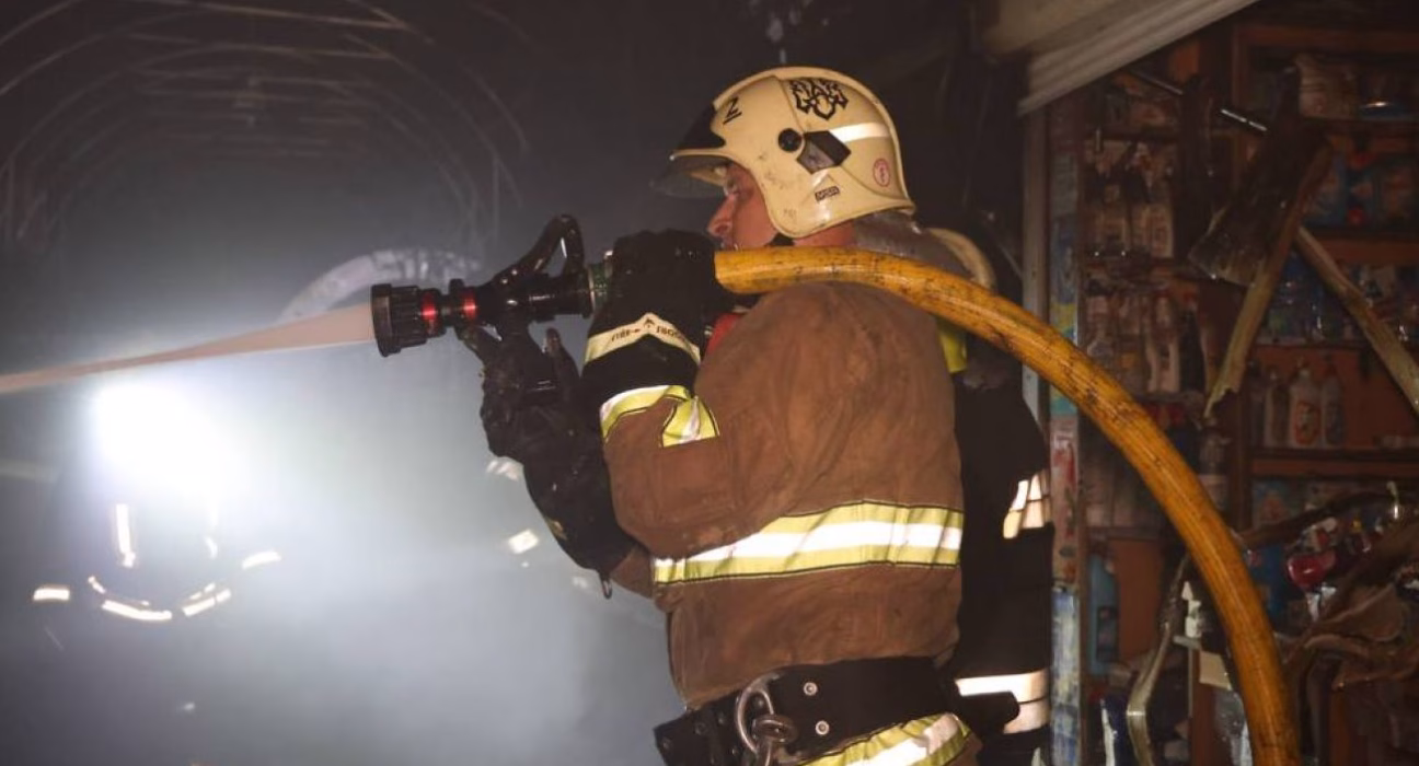 Нічна пожежа на чернігівському ринку: палаючі кіоски в об'єктиві камери