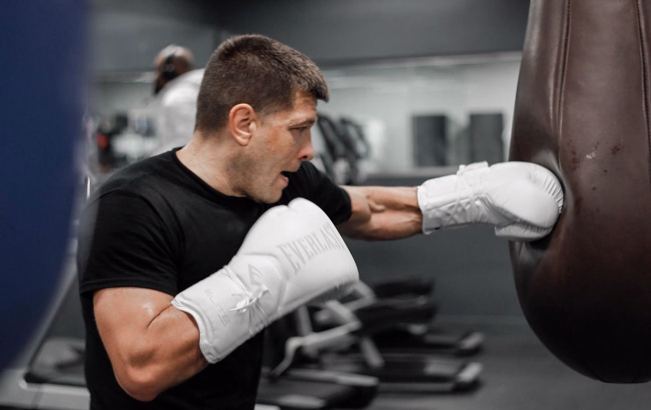 Ефектна перемога Дерев'янченка: тріумф на видовищному шоу з Холіфілдом (відео)