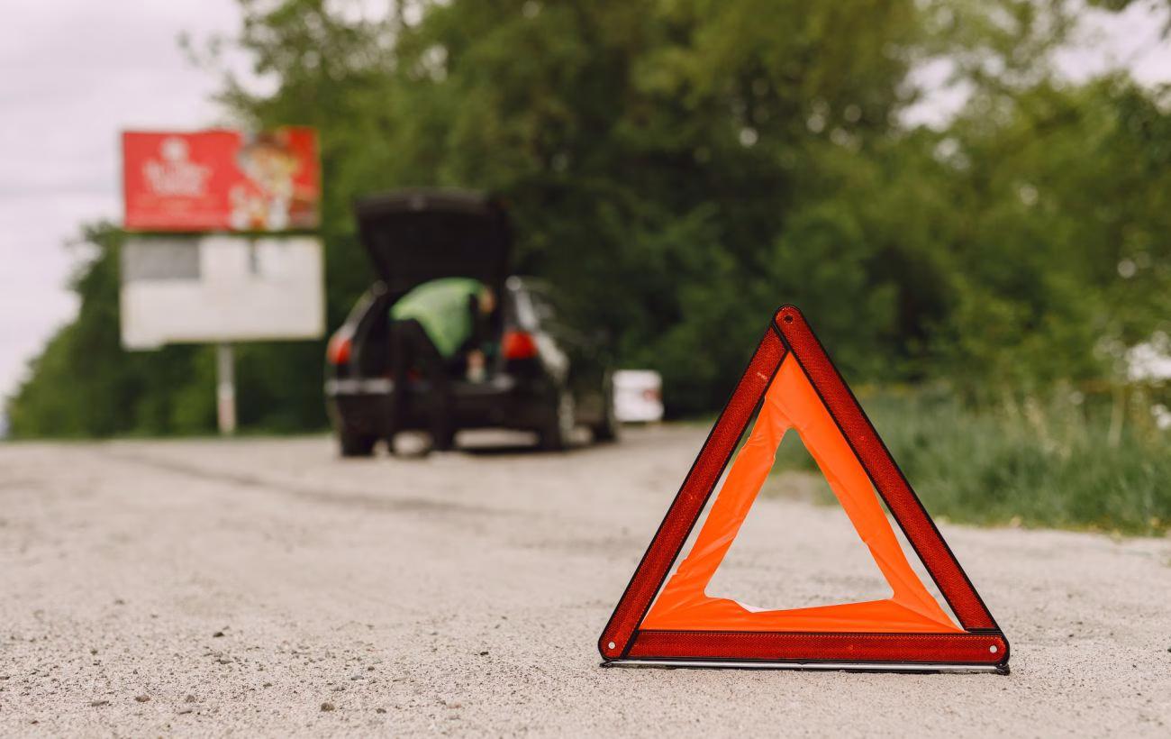 У Києві автомобіль "Мерседес" протаранив літню терасу з відвідувачами: попередні дані від поліції